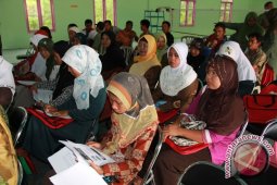 Perempuan Diberi Keterampilan Mengelola Usaha
