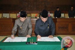 Ketua DPRD-Wagub Tandatangani KUA dan PPAS APBD 2013