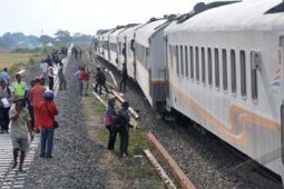 KERETA API ANJLOK