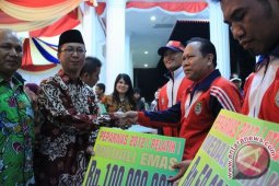 Plt Gubernur serahkan bonus atlet PON Bengkulu