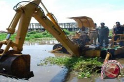 Kapal "sapu-sapu" Bersihkan Sungai Martapura