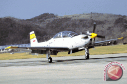 Tiga pilot tewas setelah dua pesawat latih tabrakan