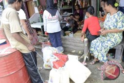 Warga Nunukan Antre Minyak Tanah
