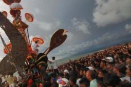DIBUANG KE LAUT