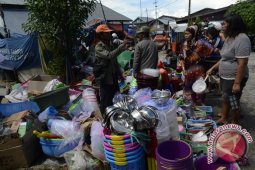 Toko Barang Pecah Belah "Diserbu" Warga