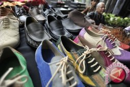 Mahasiswa Surabaya rancang sepatu ukuran fleksibel