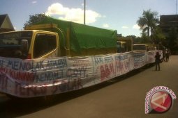 Protes, Puluhan Truk Ekspedisi Parkir di DPRD Kalbar