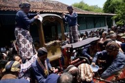 JAMASAN KERETA KRATON