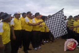 Mukmin Hadiri Jalan Sehat Peringati Hari Guru