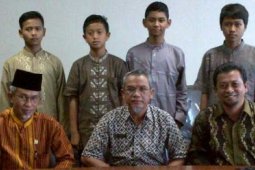 Hadi Mulyadi Dan Sutarnyoto Bersama Siswa