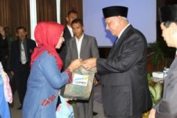 Awang Faroek Ishak mendapat kenang-kenangan