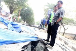 Anggota DPRD Kaltim Darlis Pattolongi Sidak Jalan  Gajah Mada yang Longsor