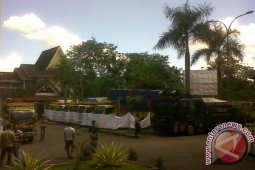Sopir Truk Protes di DPRD Kalbar