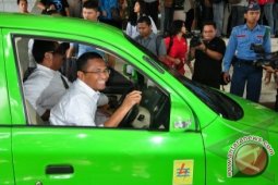 Dahlan Bawa Mobil Listrik Pantau Tol Cikarang