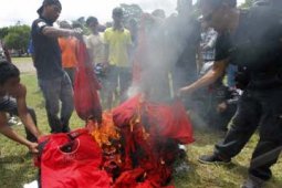 SIMPATISAN PDIP BAKAR ATRIBUT PARTAI