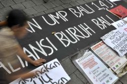 TUNTUT KENAIKAN UMP BALI