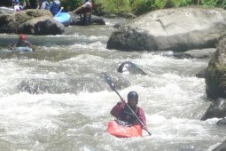 "Sobek" Jaring Atlet Kayak Potensial