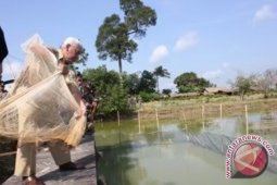 Gubernur Serahkan Bantuan Perikanan Rp18,815 Miliar