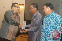 Gubernur Kalsel Terima ANTARA Award