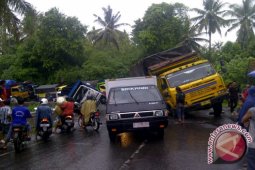 Sopir Bayar Pungli Truk Terguling
