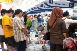 Warga Pangkalpinang Padati Pusat Perbelanjaan