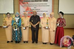 Awang Faroek Ajak Masyarakat Populerkan Batik Kaltim