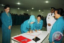 Ketua PKK Singkawang Diserahterimakan