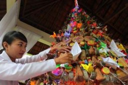 POHON NATAL DARI MAINAN