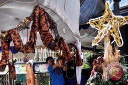 Gereja Katedral Gunakan Ornamen Batik Rayakan Natal