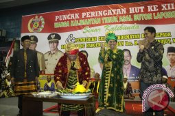 Warga Buton Beri Gelar Kehormatan untuk Awang-Farid