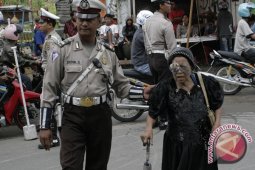 Polisi  hujan-hujanan Atur Arus Lalu Lintas