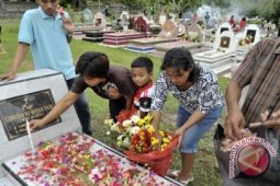 Jelang Natal Pekuburan Nasrani Ramai Peziarah