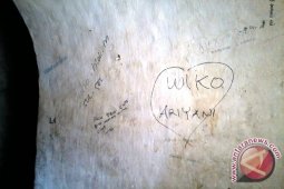Mercusuar Tanjung Kalian penuh coretan