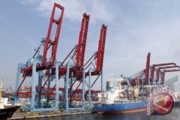 Aktivitas Bongkar Muat di Pelabuhan Pangkalbalam Terhenti