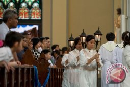 Ribuan Jemaat Kristiani biak ikuti ibadah Natal