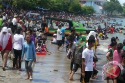 Pengunjung Pantai  Diguyur Hujan Lebat