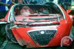Mobil listrik Dahlan Iskan tabrak tebing