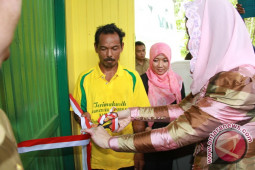Bupati Serahkan Hasil Program Bedah Rumah 2012