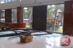 Kaca STIKOM Pecah Timpa Mahasiswa