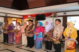 Gubernur Babel serahkan penghargaan perempuan