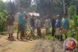 Warga Berharap Tiang Listrik di Jalan Dipindah