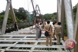 Komisi II DPRD Paser Tinjau Proyek Jembatan