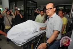 Miroslav Janu Dikremasi di Surabaya