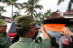 Sekda Babel tempelkan stiker pada kendaraan dinas
