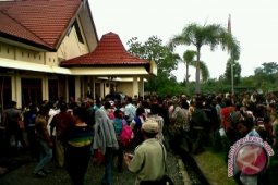 Didemo ratusan warga Polres Sarolangun tangguhkan tahanan