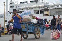 Peluh Emas Buruh Angkut Pelabuhan Tunon Taka