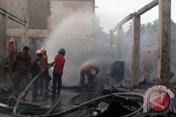 Sebuah toko bangunan hangus terbakar