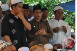 Wahid Hadiri Pemakaman Guru Bakeri