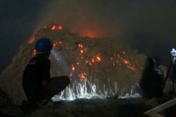 LETUSAN GUNUNG ROKATENDA
