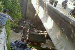 TRUK JATUH KE JURANG